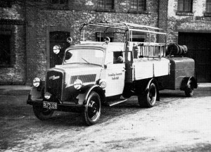 Das erste Kohlstädter Feuerwehr-Fahrzeug, ein 1,5-t-Opel-Blitz, traf 1953 im Strothetal ein. Foto: W. Benkelberg, 1953